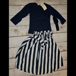 Top and skirt with a headband and a belt.